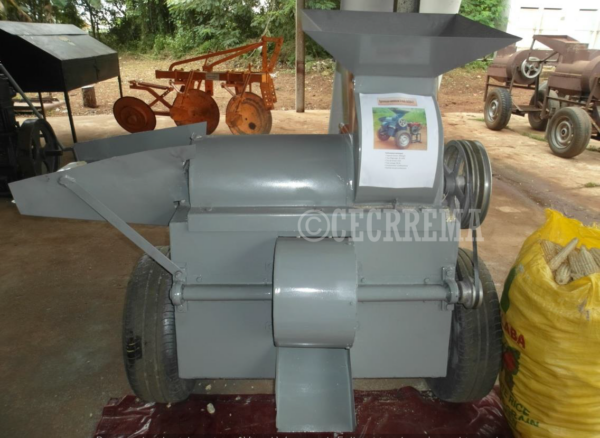 Egreneuse-vanneuse Aziza